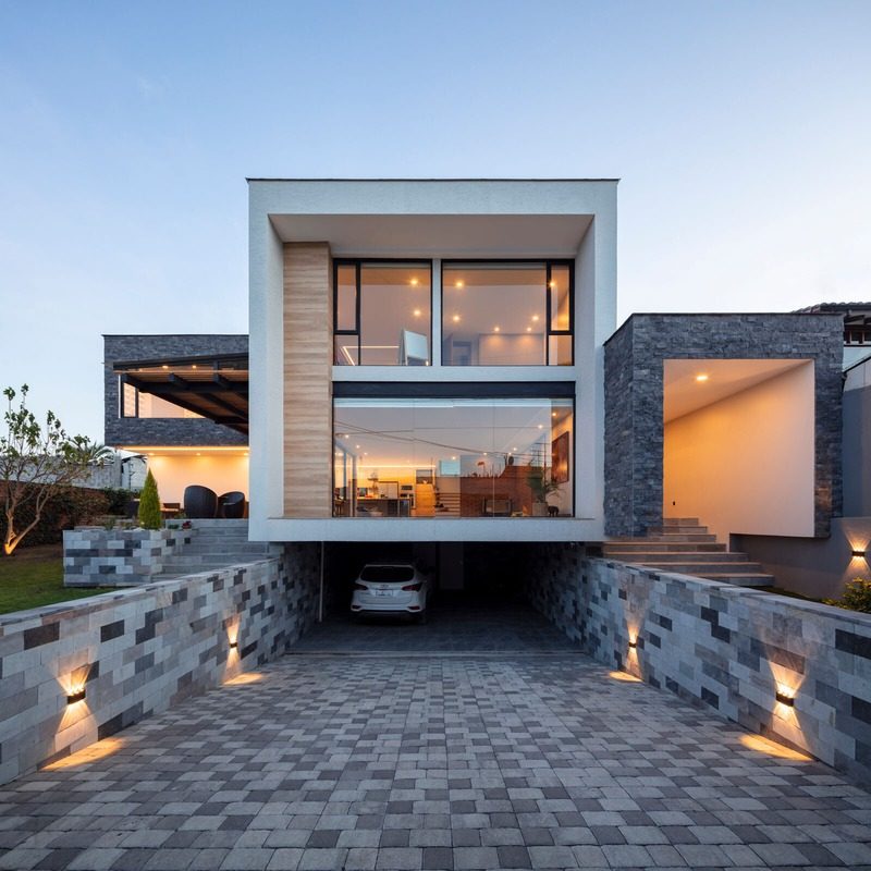 Vivienda unifamiliar minimalista iluminada al anochecer